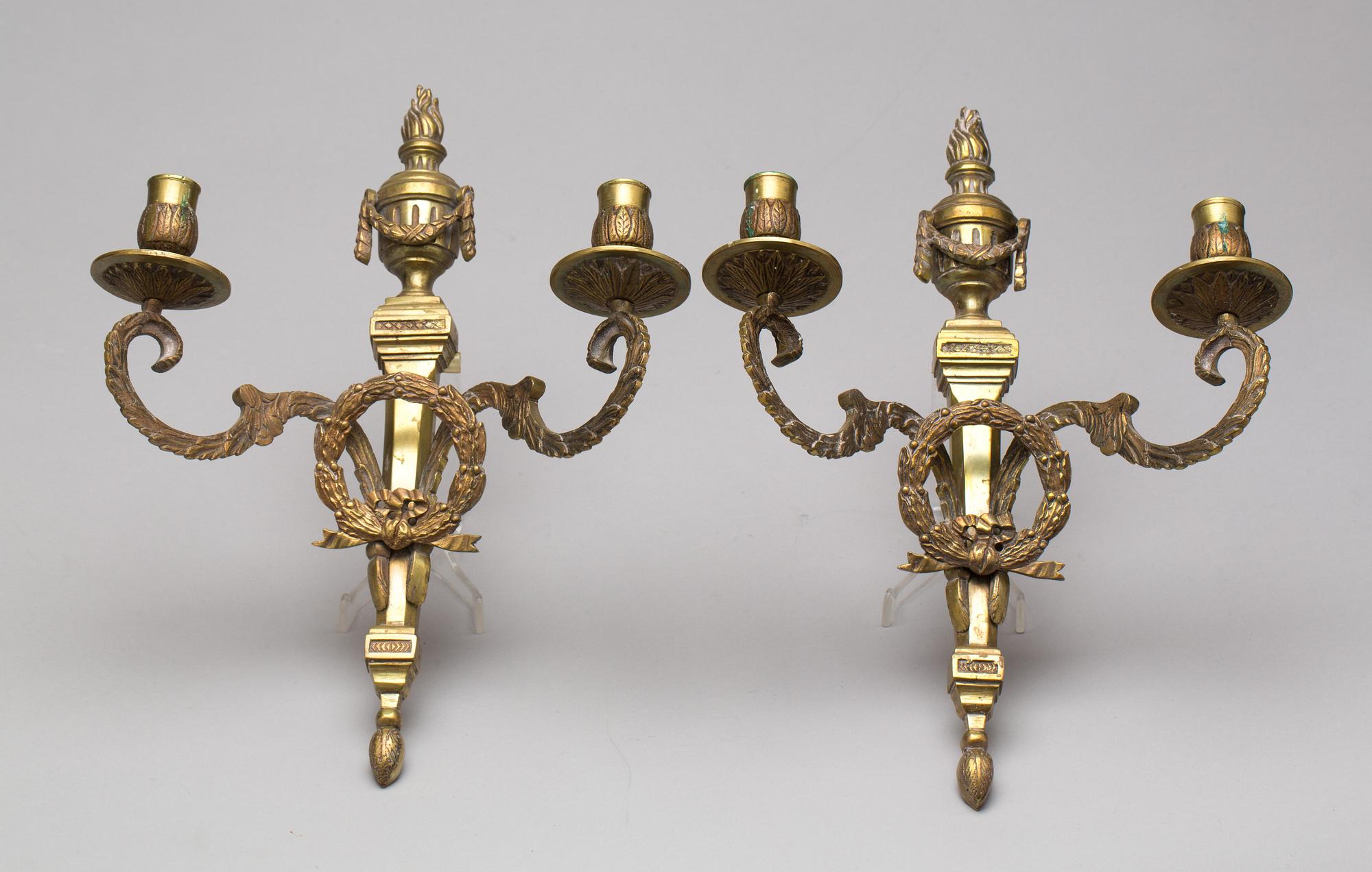APPLIQUER, ett par. Louis XVI-stil. 1900-tal.