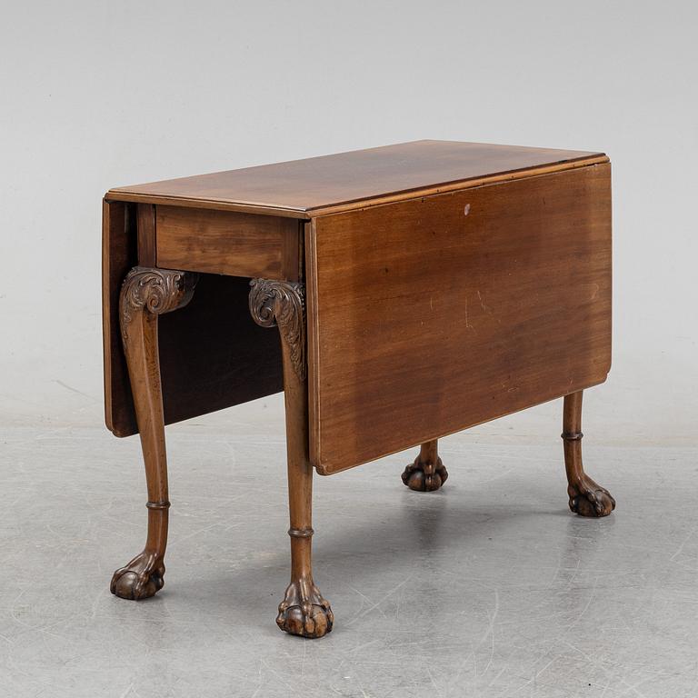An English mahogany table, 19th Century.