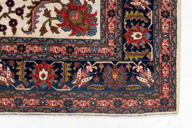 A semi-antique Tabriz carpet, c. 282 x 198 cm.
