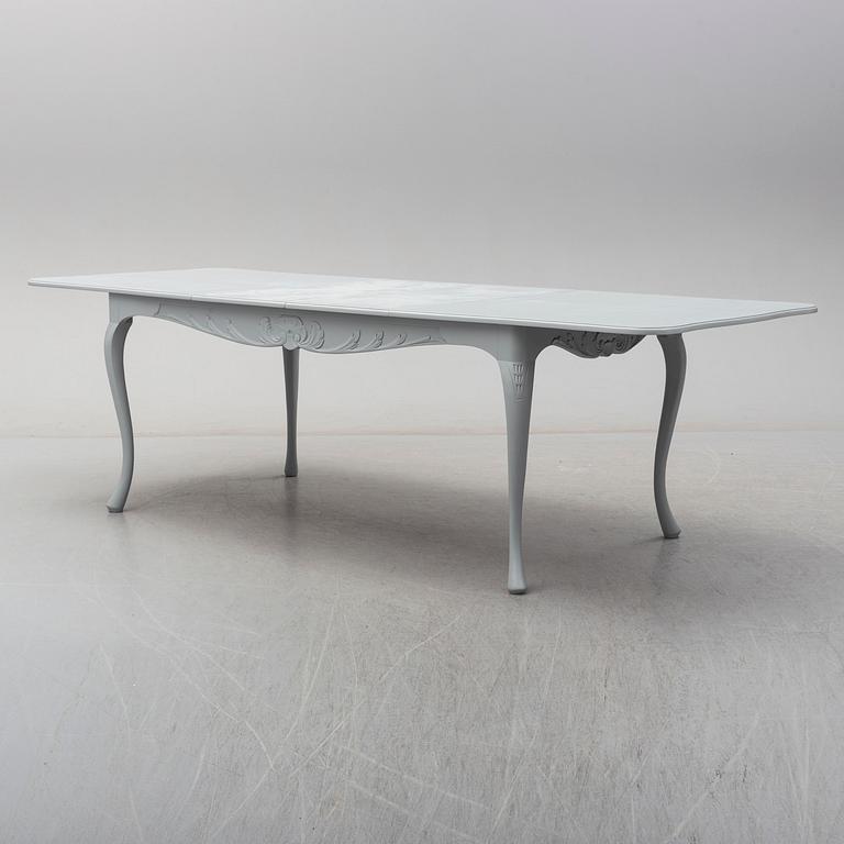 A rococo style dining table and six chairs, end of 20th century.