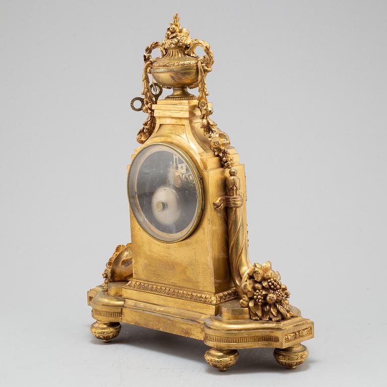 A FRENCH BRONZE MANTEL CLOCK, second half of the 19th century.