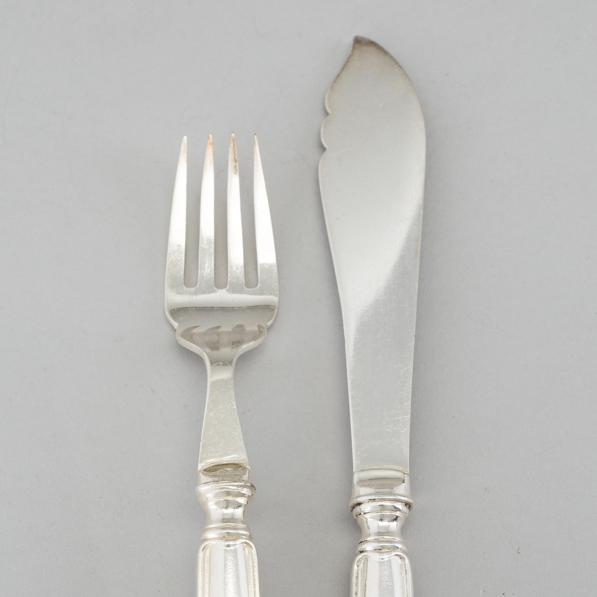 A SET OF 24 PLATE FISH KNIVES AND FORKS, first half of the 20th century.