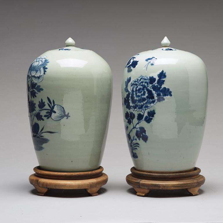 A matched pair of chinese jars with covers, late Qing dynasty, circa 1900.