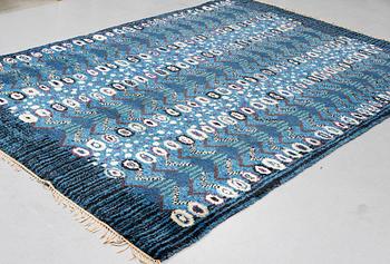 Berit Koenig, matta, "Påfågelsmattan", rya, ca 360 x 245 cm, Svensk Hemslöjd, osignerad.