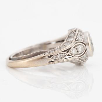 Ring in white gold set with an old-cut diamond and brilliant-cut diamonds.