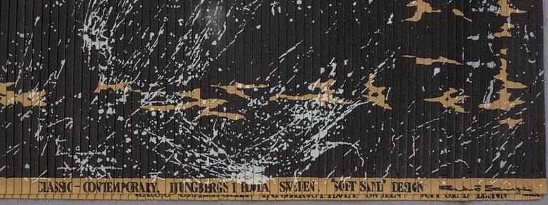 "Soft sand", plicerat tygtryck, ca 241 x 129 cm (samt 49-50 cm omvikt på baksidan).