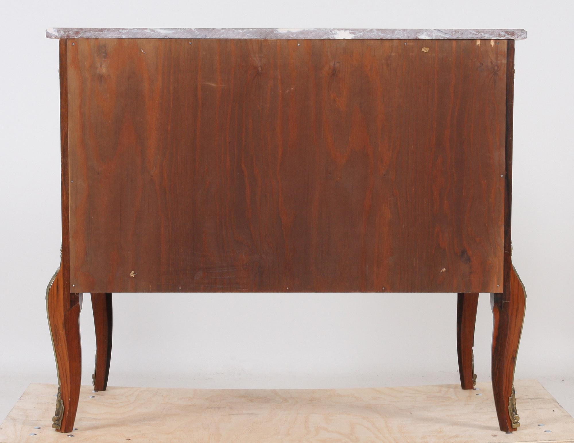 BYRÅ, gustaviansk stil, omkring 1900-talets mitt.