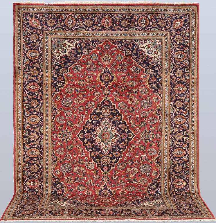 A Keshan rug, approx. 292 x 203 cm.