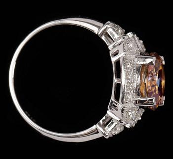 RING, 14k vitguld med "mystisk" topas ca 3,22 ct och briljantslipade diamanter. Vikt ca 4,4 gram.