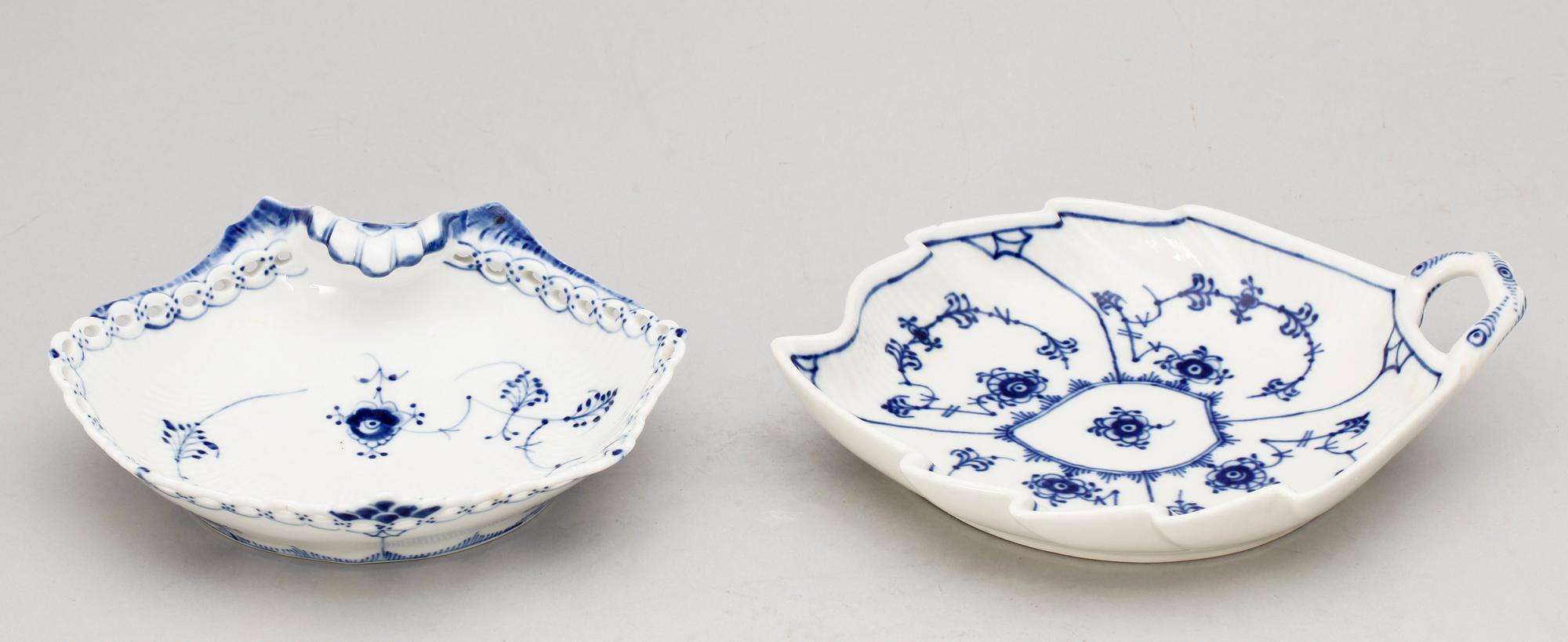 SERVISDELAR, 46 st, "Musselmalet", Royal Copenhagen, Danmark, 1900-talets andra hälft.