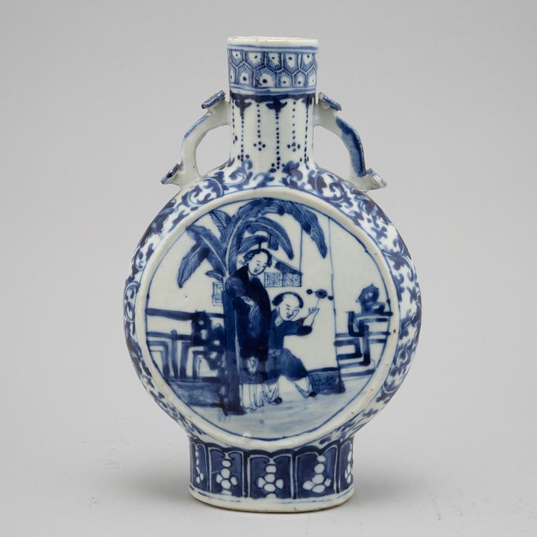 Pilgrimsflaska, porslin. Qingdynastin, 1800-tal.
