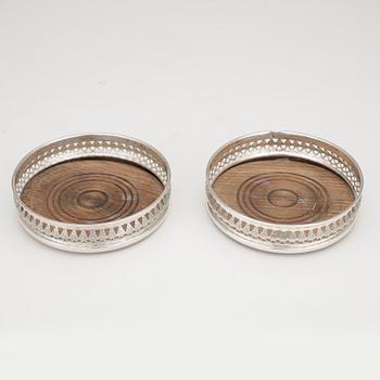 COASTERS, 2 st, silver, London, England, omkring år 1900.