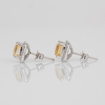 ÖRHÄNGEN, ett par, 14K vitguld med smaragdslipade citriner, tot ca 2,75 ct med små diamanter. Total vikt ca 3,36 g.
