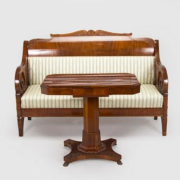 Sohva ja pöytä, biedermeier-tyyli, 1800-luvun loppupuoli.