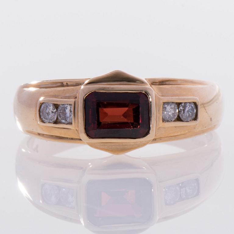 RING, 14K guld, röd turmalin samt 4 små diamanter, finska stämplar, 1994. Vikt 3,3 g.