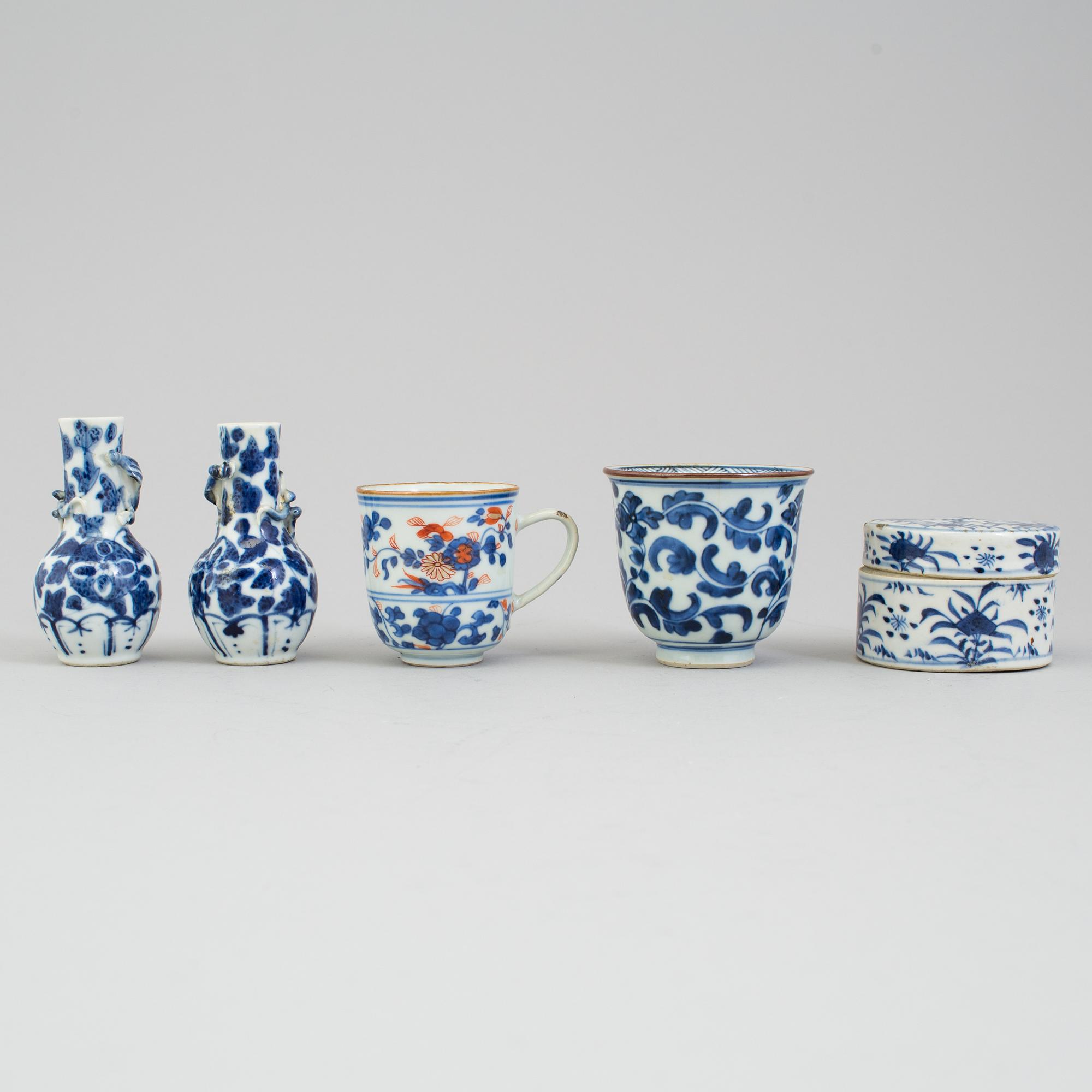 A lot of chinese blue and white box with cover, one cup, two vases and one imari cup. Qing dynasty, 18th/19th century.