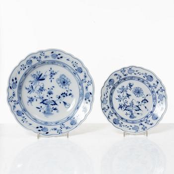 A 54-piece porcelain dinner service, 'Onion pattern/Zwiebelmuster', predominantly Meissenstadt, Tyskland.