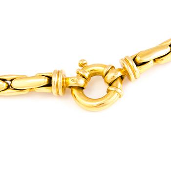 An 18K gold necklace.