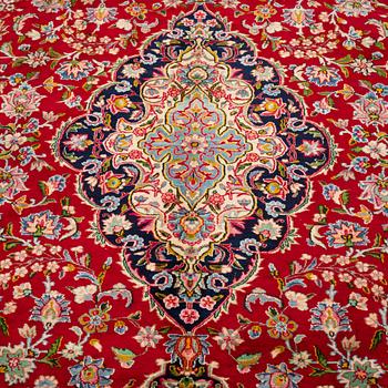 A carpet, semi-antique Kirman, signed, circa 400 x 300 cm.