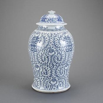 URNA MED LOCK, porslin, Kina, omkring 1900.