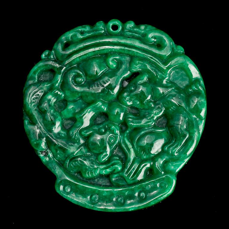 AMULETT, grön sten. Kina 1900-tal.