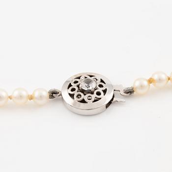 Pärlcollier, doserade odlade pärlor, lås, Alton, 18K vitguld med vit fasettslipad sten.