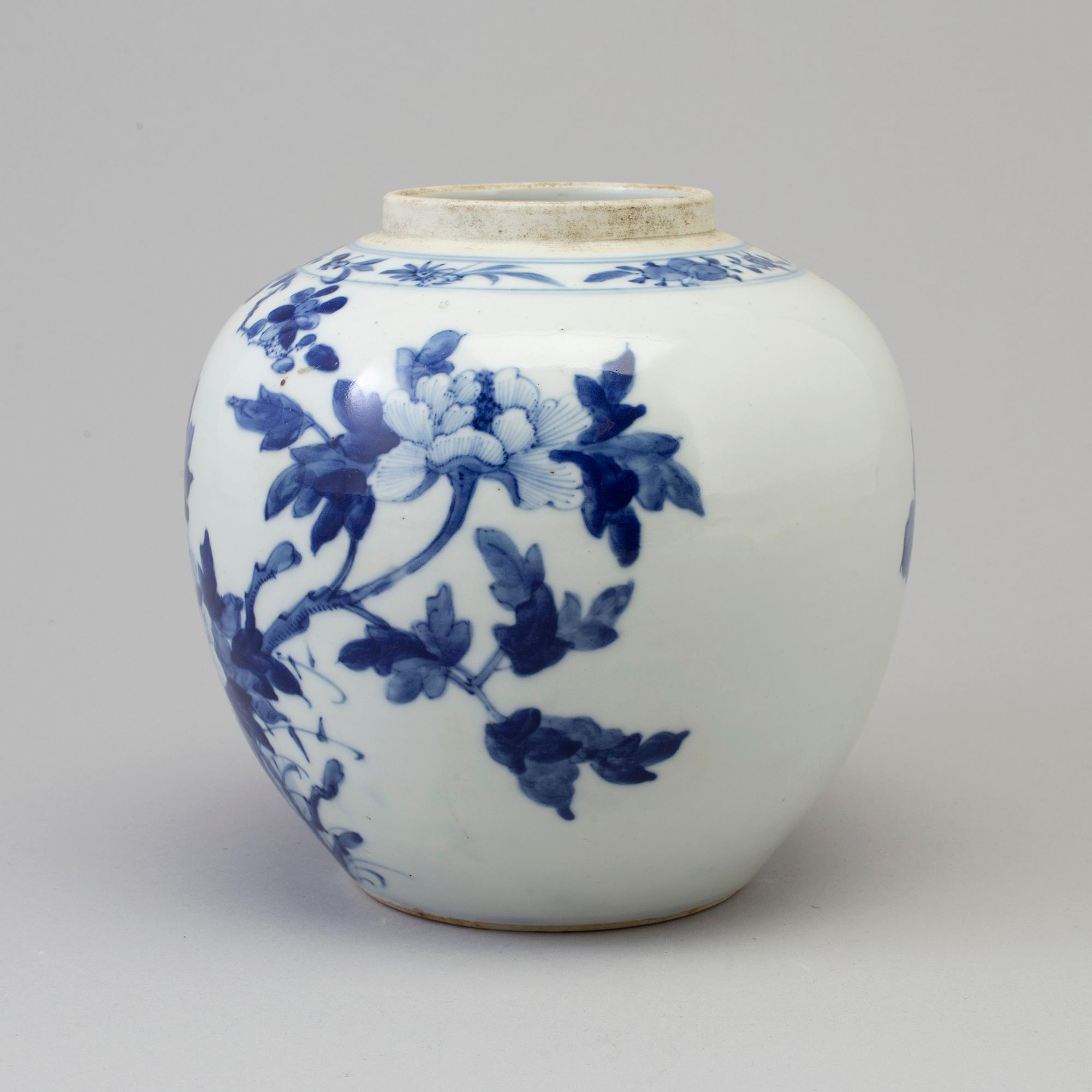 A blue and white porcelain jar, Qing dynasty, late 19th century.