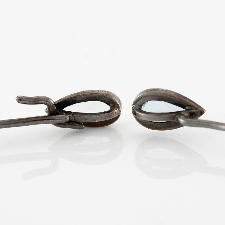 Armring, 18K gold with two drop-shaped aquamarines.