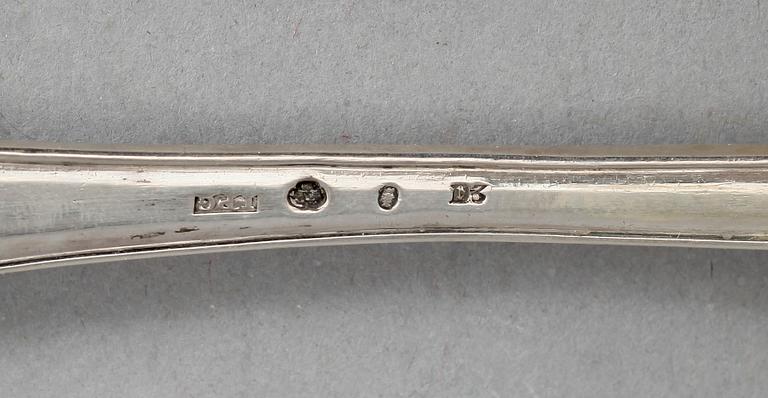 STRÖSKEDAR, 2 st, silver, bla Johan P Grönvall, Stockholm 1810 resp Carl Fredrik Jonssén, Uddevalla 1838. Tot ca 89 g.