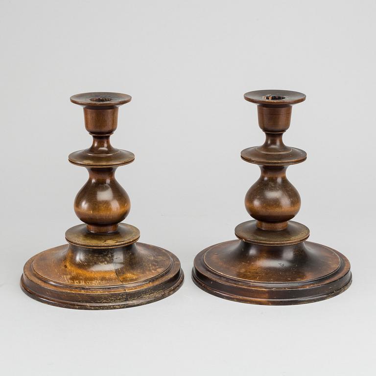 CARL MALMSTEN, LJUSSTAKAR, ett par, "Lijleholmens ljusstake Nr 2". 1900-talets första hälft.