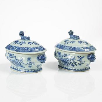 Terriner med lock, ett par, kompaniporslin, Qingdynastin, Qianlong (1736-95).