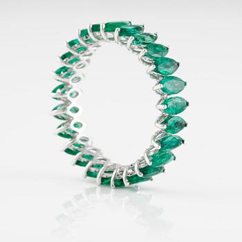 RING, 18K vitguld med navetteslipade smaragder ca 3.01 ct. Vikt 2,2 gram.
