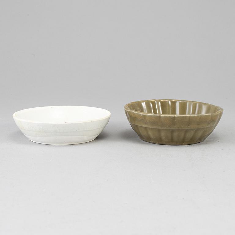 Seven Chinese ceramic dishes, 20th century.