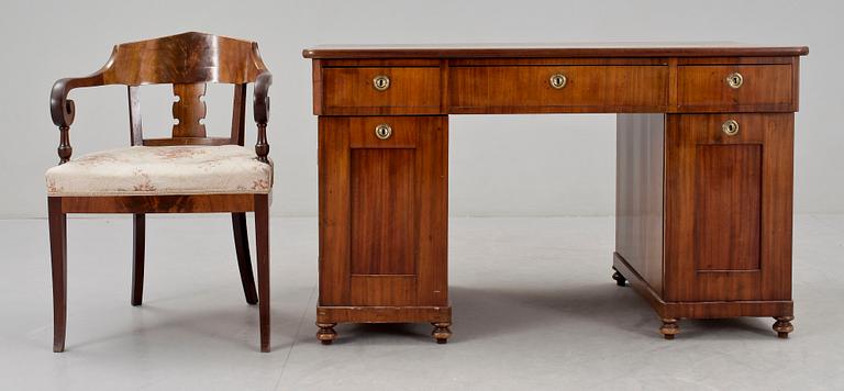 SKRIVBORD samt KARMSTOL, Karl-Johan-stil, 1900-tal.