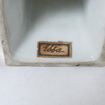 A pair of porcelain table decorations/tazzas, Russia, 19th Century.