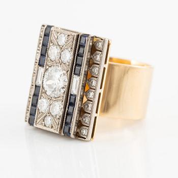 Ring 18K guld med gammalslipad diamant, briljantslipade och baguetteslipade diamanter samt carréslipade safirer.