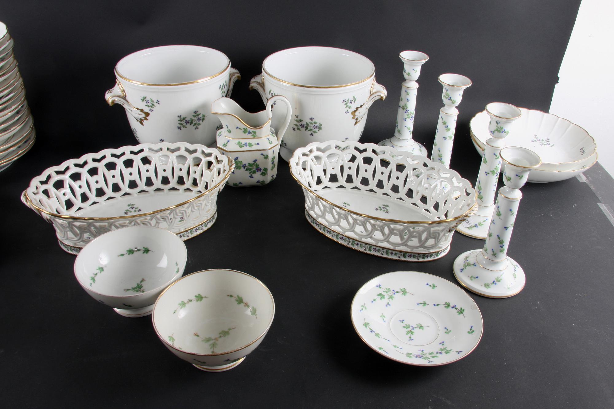 SERVISDELAR, ca 50 delar, porslin, trol omkring 1900.