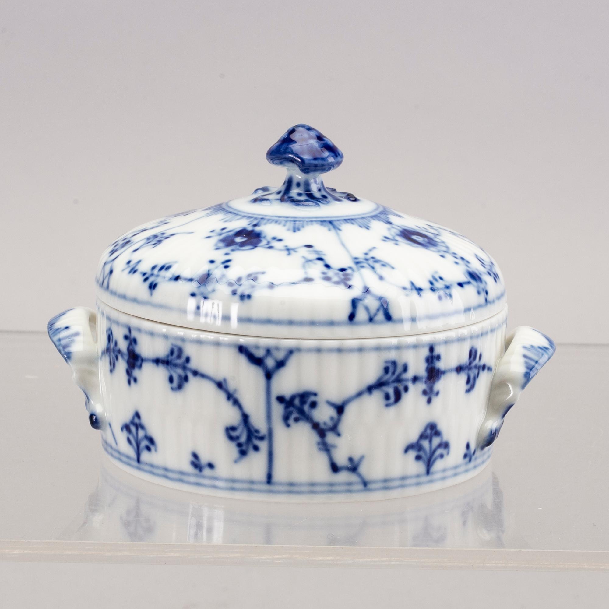 A TEA- AND COFFEESET MUSELMALET ROYAL COPENHAGEN 42 PCS.