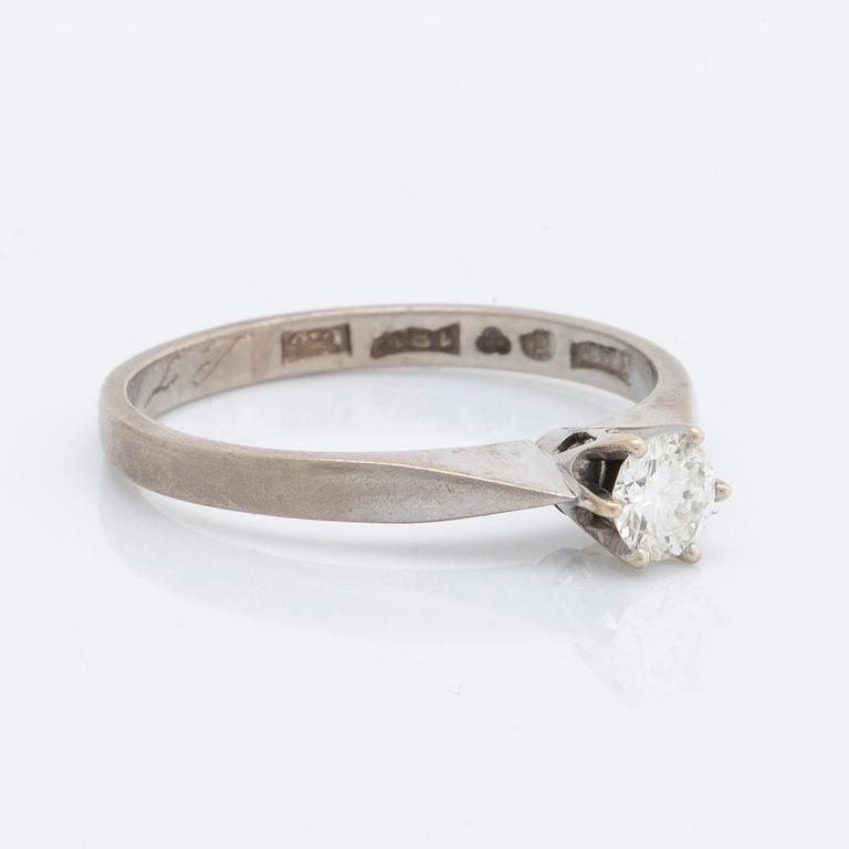 DIAMOND RING 18K whitegold 1 brilliant-cut diamond 0,25 ct inscribed.