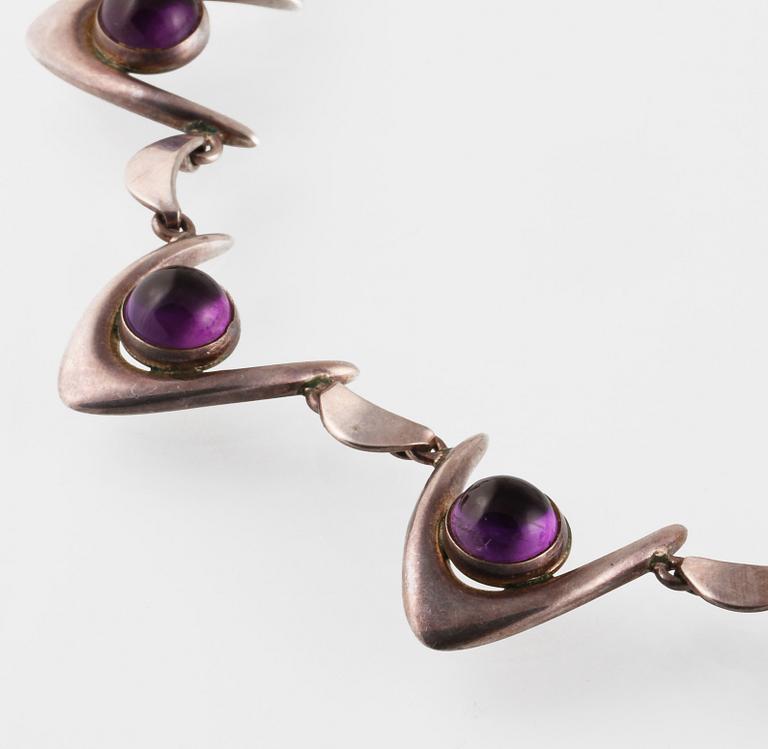 GARNITYR, 3 delar, sterllngsilver med cabochonslipade ametister, Arne Johansen, Roskilde. Vikt 100,4 gram.