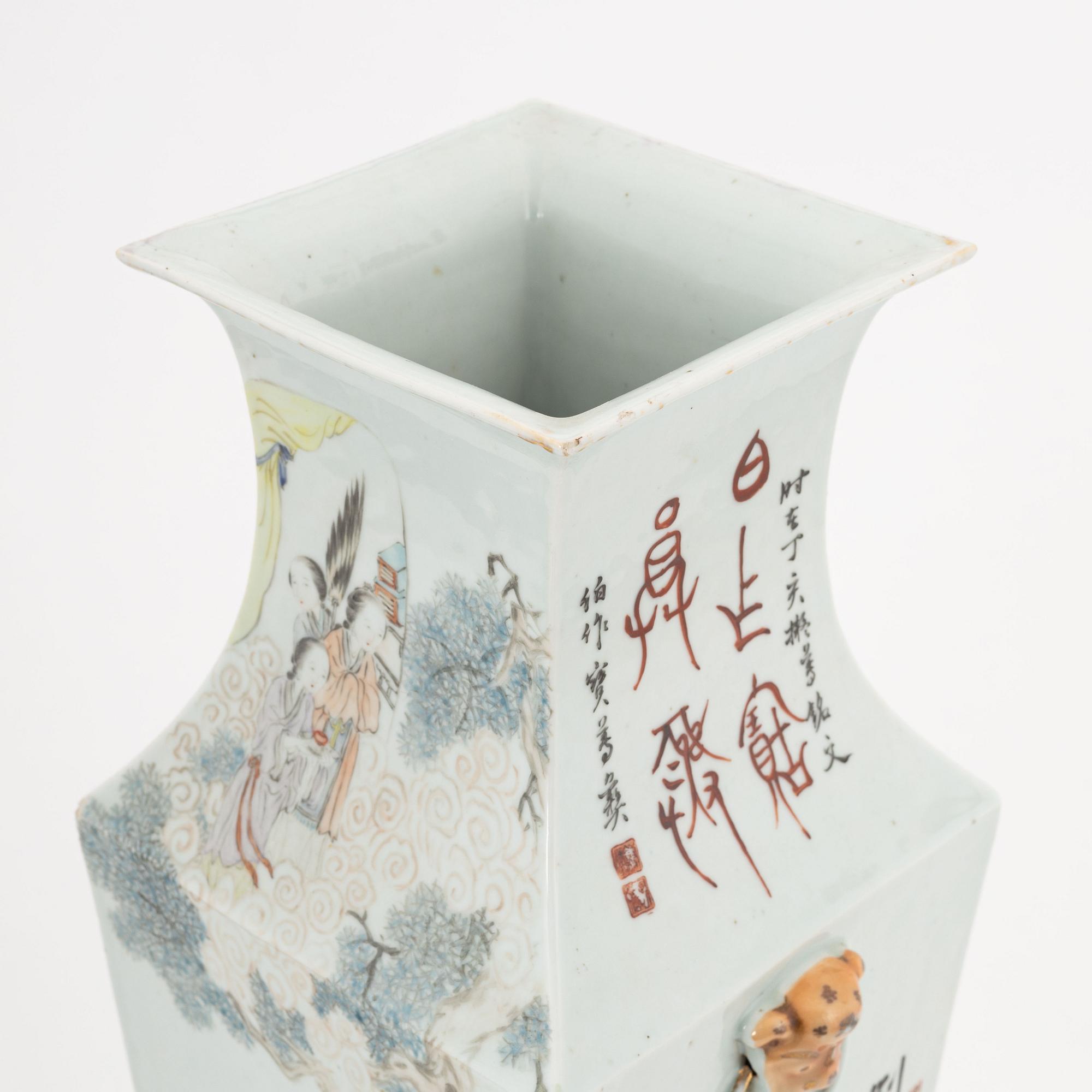A Chinese square caligraphy vase, around 1900.