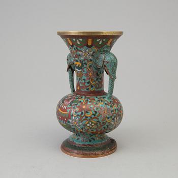 VAS, cloisonné. Qingdynastin, 1800-tal.