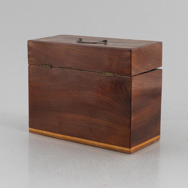 A wooden box with three glass flaska, first half of the 19th century.
