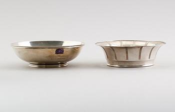 SKÅLAR, 2 st, silver, bl a CG Hallberg, Stockholm 1939. Vikt ca 420 gram.