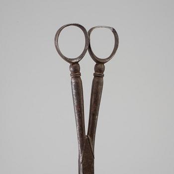 AN 18TH CENTURY CAST IRON PAIR OF SCISSORS.