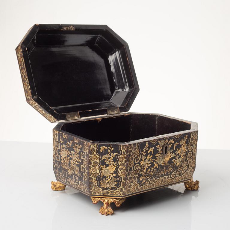 A lacquered box, China, 19th century.