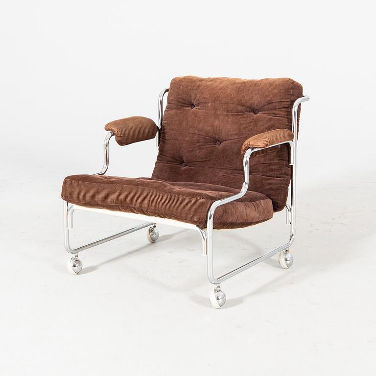 A 1970s chrome easy chair.