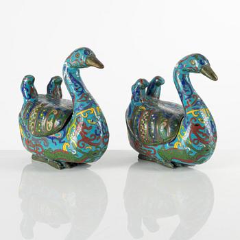 A pair of Chinese cloisonné censers of mandarin ducks, Late Qing dynasty/around 1900.