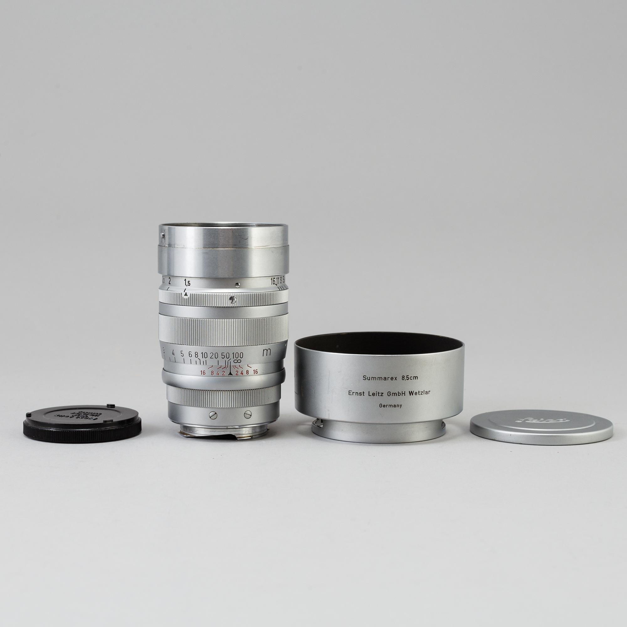 A chrome Leica Summarex f=8,5 cm 1:1,5 lens no 1008826 designed by av Max Berek, Ernst Leitz, Wetzlar . 1943-1960.