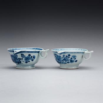 A set of two blue and white sauce boats, Qing dynasty, Qianlong (1736-95).